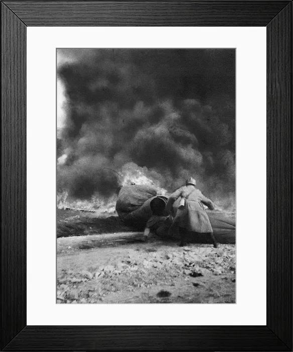 Framed Print : Aerostiers et Observateurs en Ballon; Tandis que le ballon, abandonne a son sort, acheve... 1917. Creator: Unknown Framed Print : Aerostiers et Observateurs en Ballon; Tandis que le ballon, abandonne a son sort, acheve... 1917. Creator: Unknown