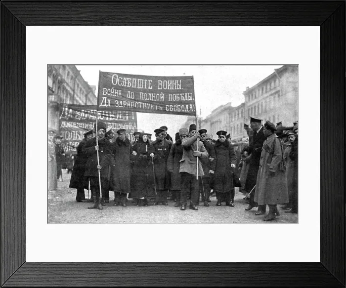 Framed Print : Les Soubresauts de la Russie; Une contre-manifestation patriotique: des aveugles de guerre... 1917 Creator: Unknown Framed Print : Les Soubresauts de la Russie; Une contre-manifestation patriotique: des aveugles de guerre... 1917 Creator: Unknown
