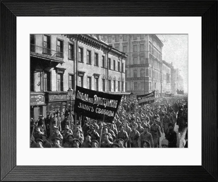 Framed Print : Les Soubresauts de la Russie; Des soldats patriotes se rendent a la Douma portant un panneau...1917 Creator: Unknown Framed Print : Les Soubresauts de la Russie; Des soldats patriotes se rendent a la Douma portant un panneau...1917 Creator: Unknown