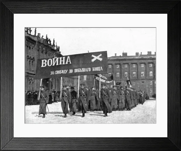Framed Print : Les Soubresauts de la Russie; Un groupe d'eleves artilleurs parcourt la ville en cortege... 1917. Creator: Unknown Framed Print : Les Soubresauts de la Russie; Un groupe d'eleves artilleurs parcourt la ville en cortege... 1917. Creator: Unknown