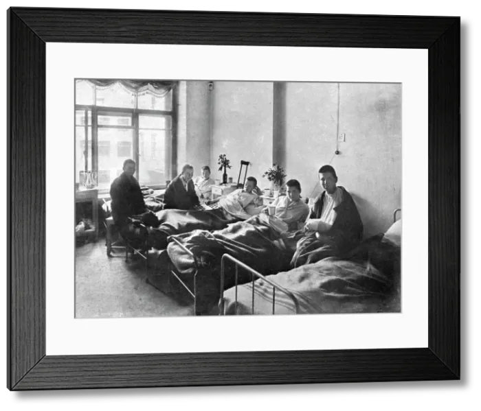 Framed Print : Des Vaillants; Femme-soldats, blessees dans l'offensive, en traitement dans un hopital... 1917. Creator: Unknown Framed Print : Des Vaillants; Femme-soldats, blessees dans l'offensive, en traitement dans un hopital... 1917. Creator: Unknown