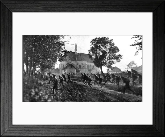 Framed Print : Les Fuyards; La panique: soldats russes fuyant eperdument a travers un village apres... 1917. Creator: Unknown
