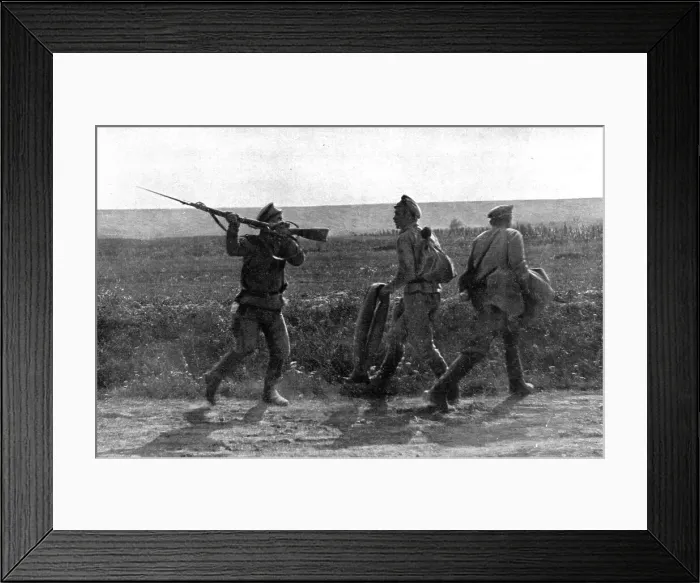 Framed Print : Les Fuyards; Ceux qui sauvent l'honneur: un Russe de la vieille ecole se servant de son... 1917. Creator: Unknown Framed Print : Les Fuyards; Ceux qui sauvent l'honneur: un Russe de la vieille ecole se servant de son... 1917. Creator: Unknown