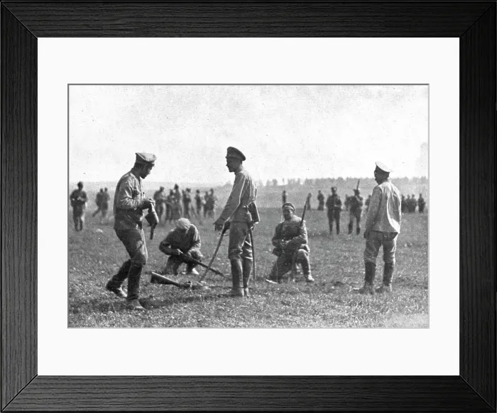 Framed Print : Ramenés au Devoir; Arretes dans leur debandade, des soldats qui avaient abandonné leur... 1917. Creator: Unknown Framed Print : Ramenés au Devoir; Arretes dans leur debandade, des soldats qui avaient abandonné leur... 1917. Creator: Unknown