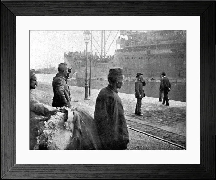 Framed Print : Les Premiers Contingents Americains en France; Prisonniers allemands regardant l'arrivee, 1917. Creator: Unknown Framed Print : Les Premiers Contingents Americains en France; Prisonniers allemands regardant l'arrivee, 1917. Creator: Unknown