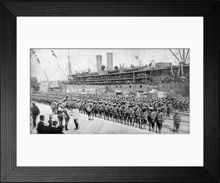 Framed Print : Les Premiers Contingents Americains en France; Au fur et a mesure de la mise a terre, les... 1917. Creator: Unknown Framed Print : Les Premiers Contingents Americains en France; Au fur et a mesure de la mise a terre, les... 1917. Creator: Unknown