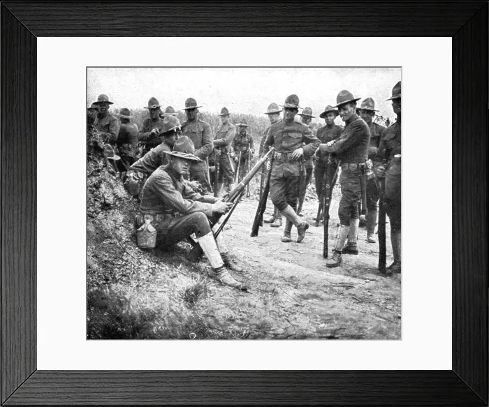 Framed Print : L'Installation en France de L'Avant-Garde Americaine; Une halte sur la route du camp, 1917. Creator: Unknown Framed Print : L'Installation en France de L'Avant-Garde Americaine; Une halte sur la route du camp, 1917. Creator: Unknown