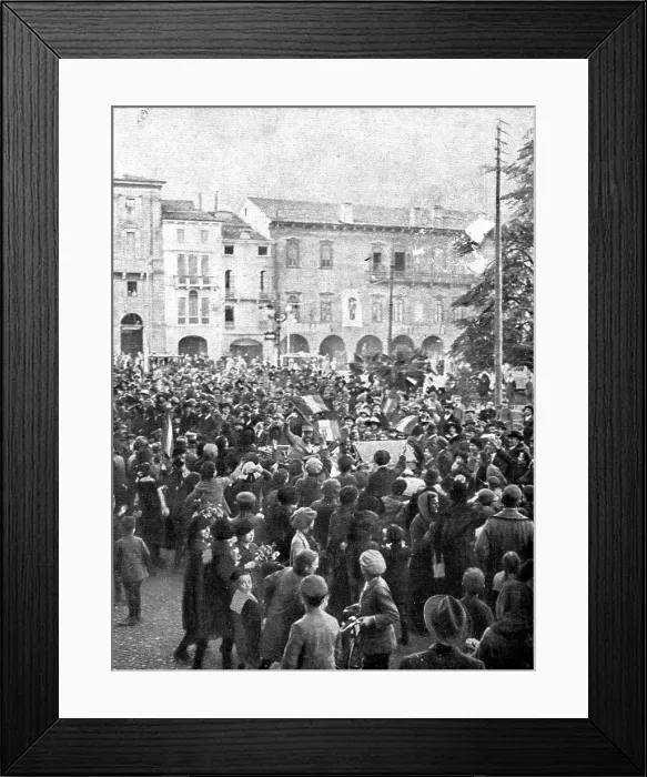 Framed Print : French Troops in Italy; In Verona: French officers are cheered by the crowd... 1917. Creator: Unknown Framed Print : French Troops in Italy; In Verona: French officers are cheered by the crowd... 1917. Creator: Unknown