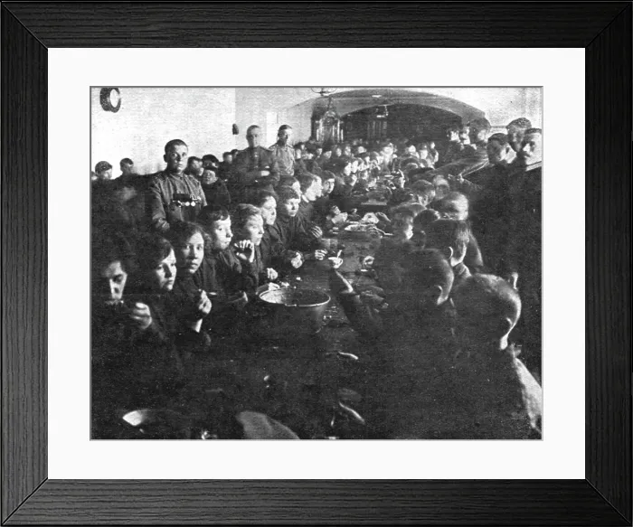 Framed Print : Les Soubresauts de la Russie; Au refectoire: les volontaires du bataillon feminin, designe... 1917 Creator: Unknown Framed Print : Les Soubresauts de la Russie; Au refectoire: les volontaires du bataillon feminin, designe... 1917 Creator: Unknown