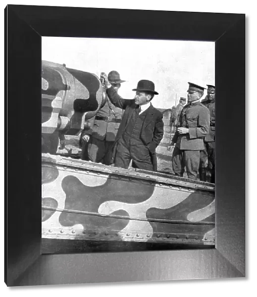 M. Baker en France; Le ministre de la Guerre Americain manoeuvre la Culasse d'une Piece... 1917. Creator: Unknown