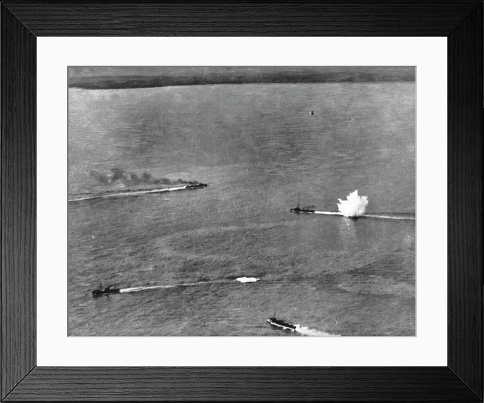 Framed Print : La chasse aux sous-marins allemands; Un sous-marin ennemi en plongee a ete signale par... 1918. Creator: Unknown Framed Print : La chasse aux sous-marins allemands; Un sous-marin ennemi en plongee a ete signale par... 1918. Creator: Unknown