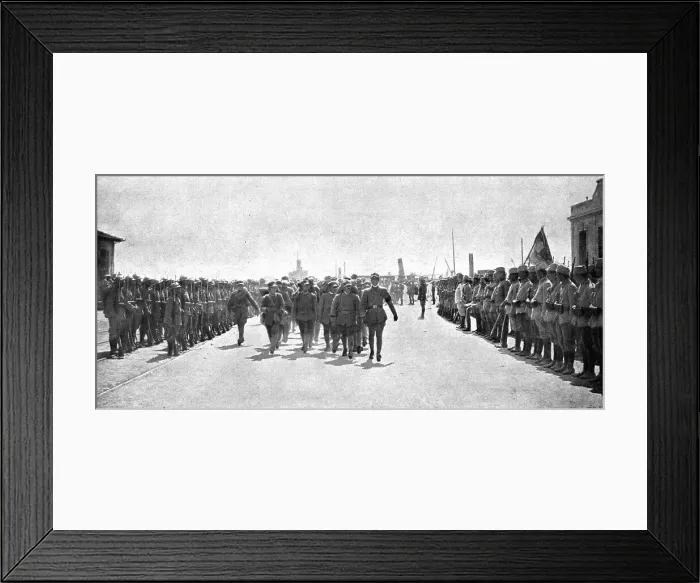 Framed Print : A Salonique; Debarquement du contingent italien le 10 aout ; nos allies s'avancent entre une double Creator: Unknown Framed Print : A Salonique; Debarquement du contingent italien le 10 aout ; nos allies s'avancent entre une double Creator: Unknown