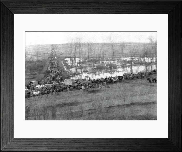 Framed Print : Les routes de la poursuite; Ambulances et convois a l'arriere du nouveau front. Creator: Unknown Framed Print : Les routes de la poursuite; Ambulances et convois a l'arriere du nouveau front. Creator: Unknown