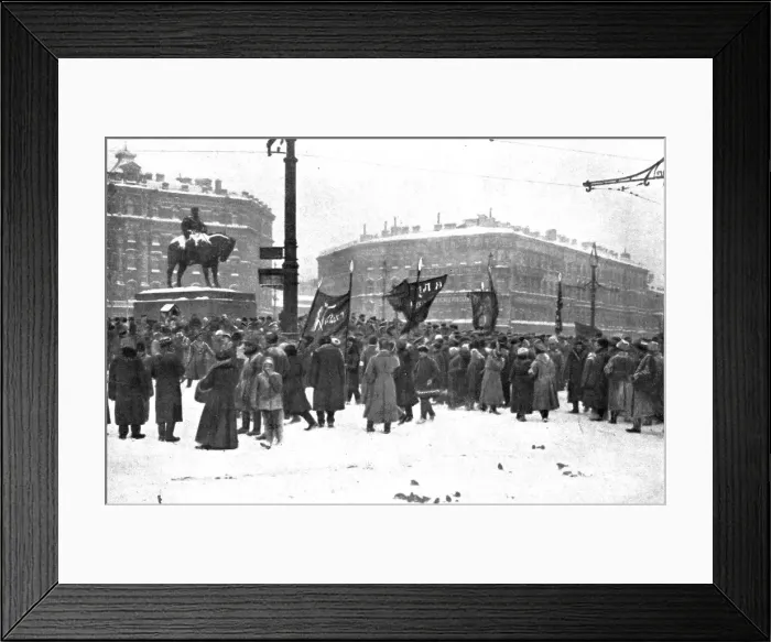 Framed Print : La Revolution Russe; Les premieres manifestations sur la place Znamenskaia, a Petrograd... 1917. Creator: Unknown Framed Print : La Revolution Russe; Les premieres manifestations sur la place Znamenskaia, a Petrograd... 1917. Creator: Unknown