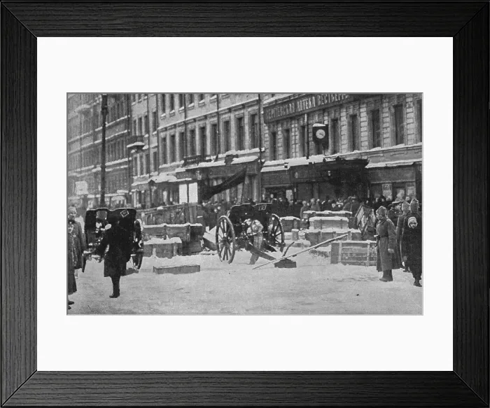 Framed Print : La Revolution Russe; Le 12 mars 1917: canons de campagne derriere une barricade sur... 1917. Creator: Unknown Framed Print : La Revolution Russe; Le 12 mars 1917: canons de campagne derriere une barricade sur... 1917. Creator: Unknown