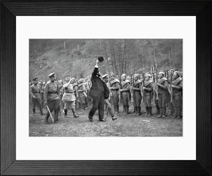 Framed Print : Les Soubresauts de la Russie; Au retour d'un voyage de propagande en Russie, le ministre... 1917. Creator: Unknown Framed Print : Les Soubresauts de la Russie; Au retour d'un voyage de propagande en Russie, le ministre... 1917. Creator: Unknown