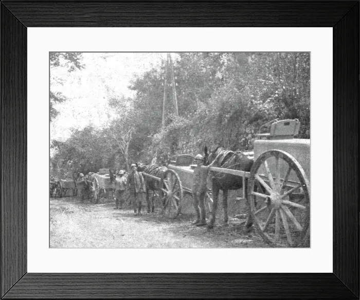 Framed Print : Victoire Italienne; Le ravitaillement d'eau pour les troupes. Creator: Unknown Framed Print : Victoire Italienne; Le ravitaillement d'eau pour les troupes. Creator: Unknown