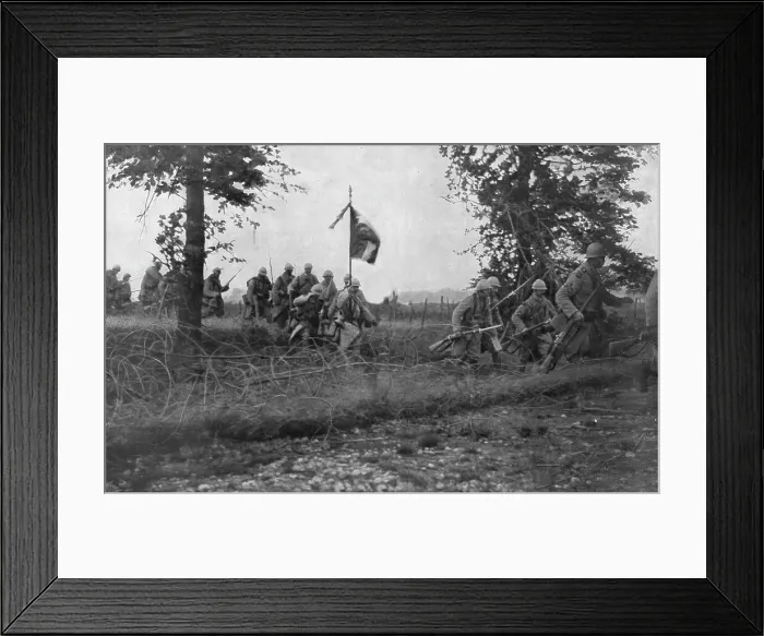 Framed Print : Notre attaque Generale des 3 et 4 Septembre; Le drapeau du regiment qui a chilly pour objectif fran Creator: Unknown Framed Print : Notre attaque Generale des 3 et 4 Septembre; Le drapeau du regiment qui a chilly pour objectif fran Creator: Unknown