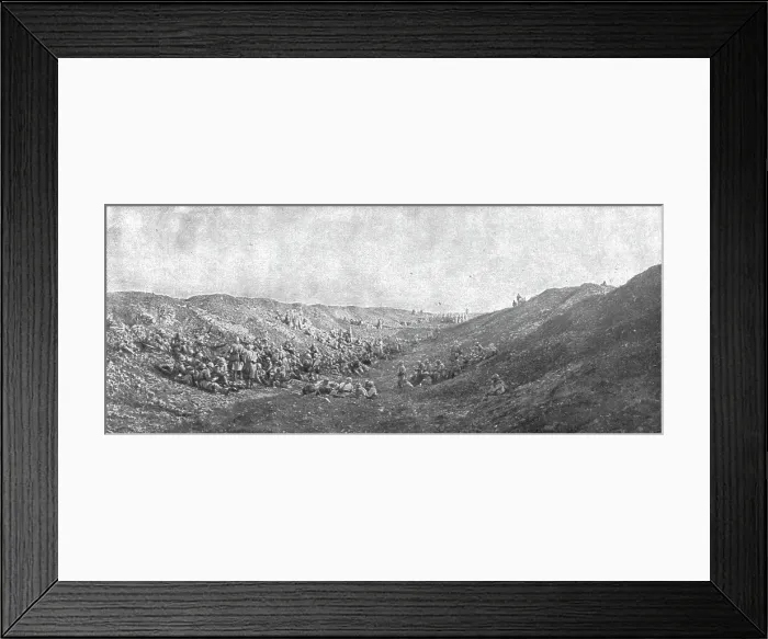 Framed Print : Notre attaque du 24 octobre 1916; Le 25 au matin, un bataillon de reserve est en positiond'attente Creator: Unknown Framed Print : Notre attaque du 24 octobre 1916; Le 25 au matin, un bataillon de reserve est en positiond'attente Creator: Unknown