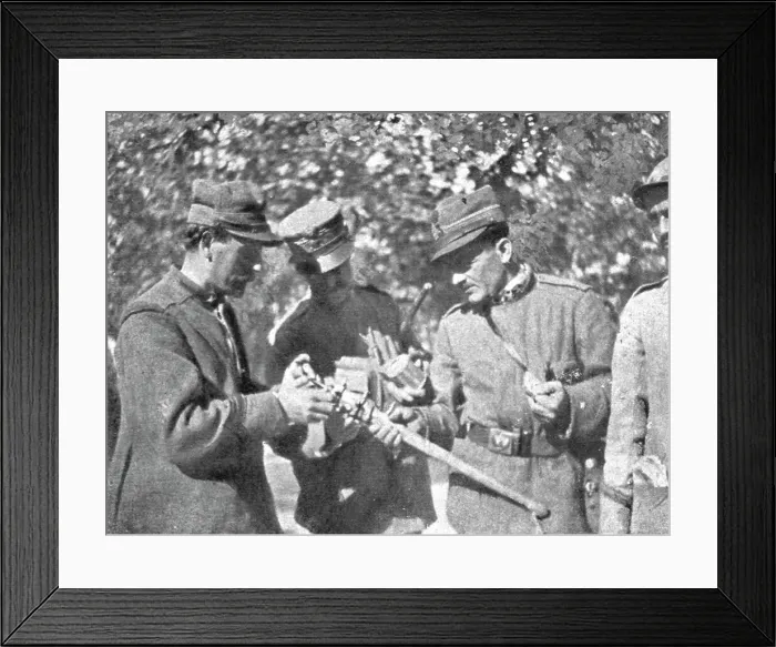 Framed Print : Victoire Italienne; Une massue autrichienne examinee par des officiers, 1916. Creator: Unknown Framed Print : Victoire Italienne; Une massue autrichienne examinee par des officiers, 1916. Creator: Unknown