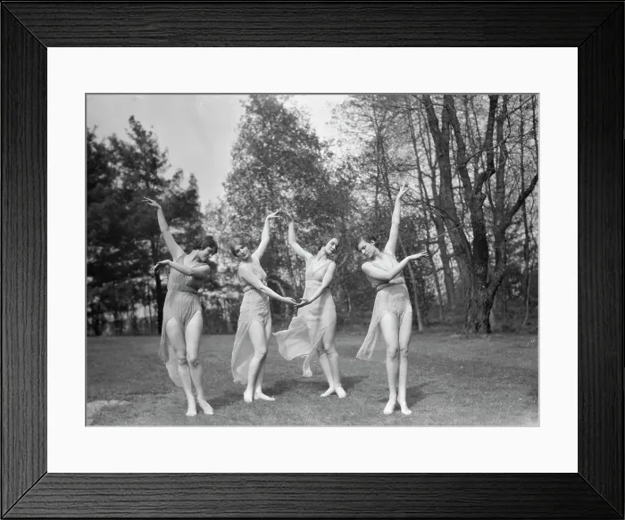 Framed Print : Elizabeth Duncan dancers, between 1916 and 1941. Creator: Arnold Genthe
