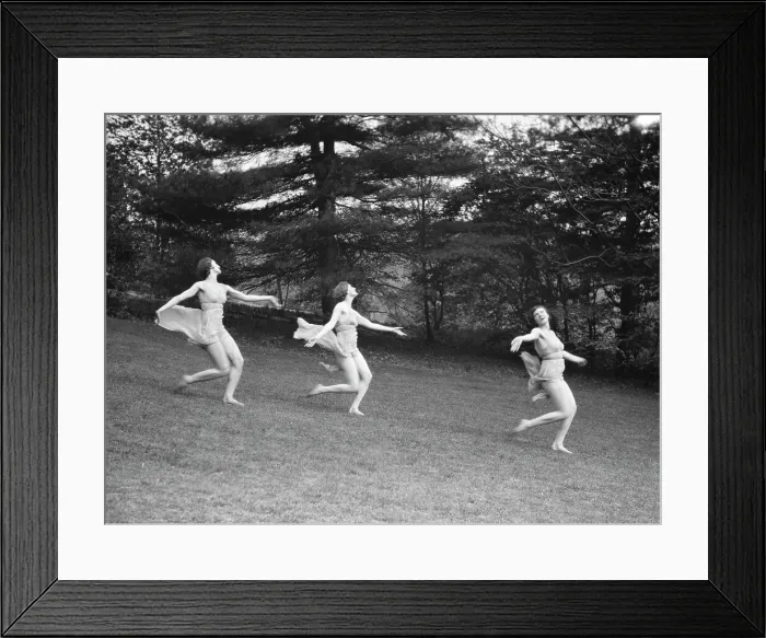 Framed Print : Elizabeth Duncan dancers, between 1916 and 1941. Creator: Arnold Genthe Framed Print : Elizabeth Duncan dancers, between 1916 and 1941. Creator: Arnold Genthe