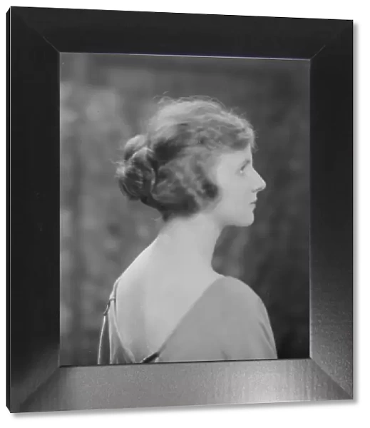 Miss Earline Espey, portrait photograph, 1918 Apr. 19. Creator: Arnold Genthe