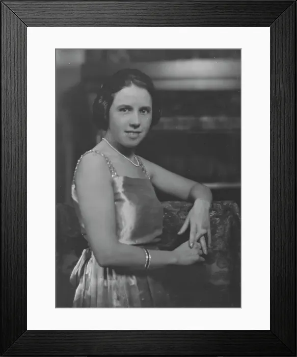 Framed Print : Mrs. E.R. Gleason, portrait photograph, 1917 Nov. 19. Creator: Arnold Genthe Framed Print : Mrs. E.R. Gleason, portrait photograph, 1917 Nov. 19. Creator: Arnold Genthe