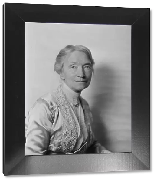 Mrs. Hapgood, portrait photograph, 1918 Dec. 5. Creator: Arnold Genthe