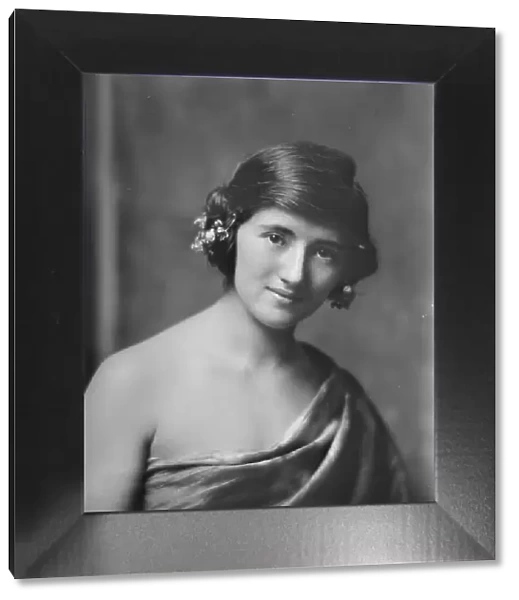 Miss Charlotte Lettaux, portrait photograph, 1919 Sept. 30. Creator: Arnold Genthe