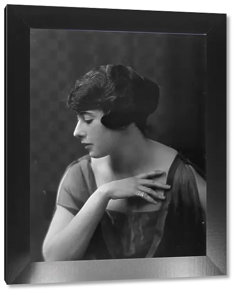 Miss Evelyn Mack, portrait photograph, 1917 Nov. 27. Creator: Arnold Genthe