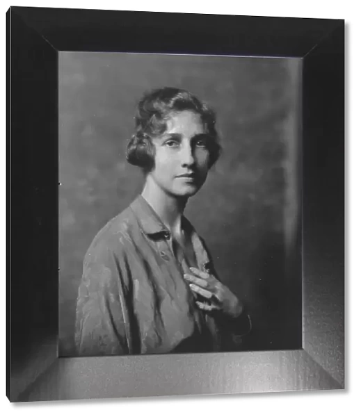 Miss McMahon, portrait photograph, 1917 Dec. 5. Creator: Arnold Genthe