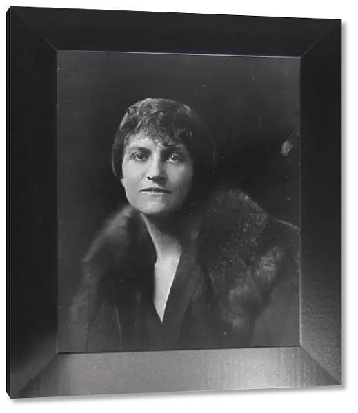 Mrs. McVitty, portrait photograph, 1919 Feb. 14. Creator: Arnold Genthe