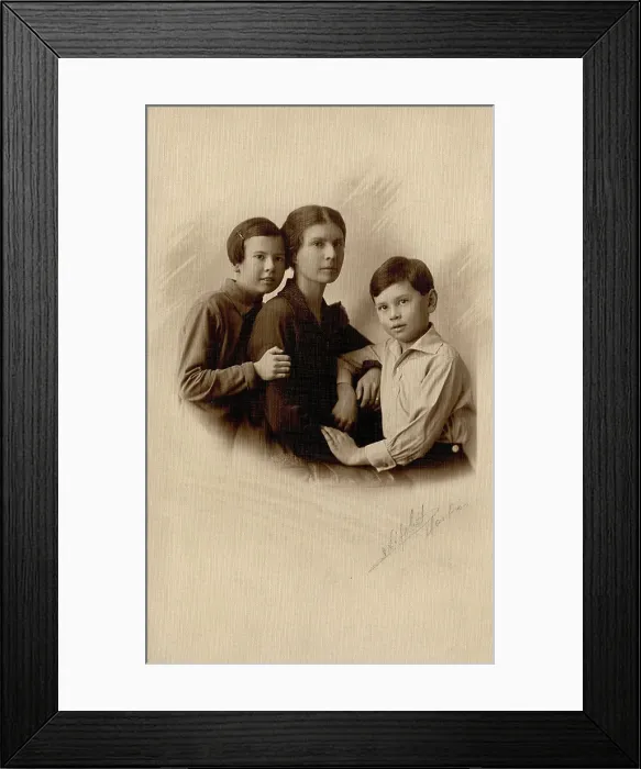 Framed Print : Briner (née Blagovidova) Vera Dmitrievna with her daughter Irina and nephew Julius (Yul... 1928. Creator: Unknown) Framed Print : Briner (née Blagovidova) Vera Dmitrievna with her daughter Irina and nephew Julius (Yul... 1928. Creator: Unknown)