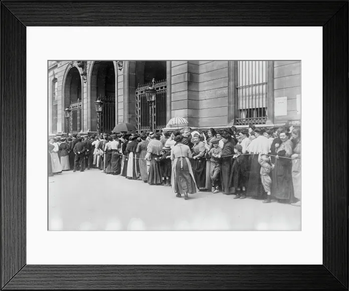 Framed Print : Awaiting relief, Paris, between c1914 and c1915. Creator: Bain News Service Framed Print : Awaiting relief, Paris, between c1914 and c1915. Creator: Bain News Service