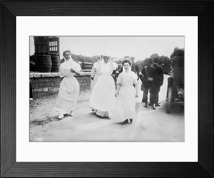Framed Print : French Red Cross nurses, between c1914 and c1915. Creator: Bain News Service Framed Print : French Red Cross nurses, between c1914 and c1915. Creator: Bain News Service