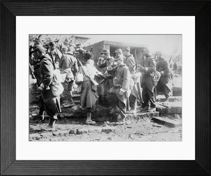 Framed Print : French troops drinking water on march, between c1914 and c1915. Creator: Bain News Service Framed Print : French troops drinking water on march, between c1914 and c1915. Creator: Bain News Service