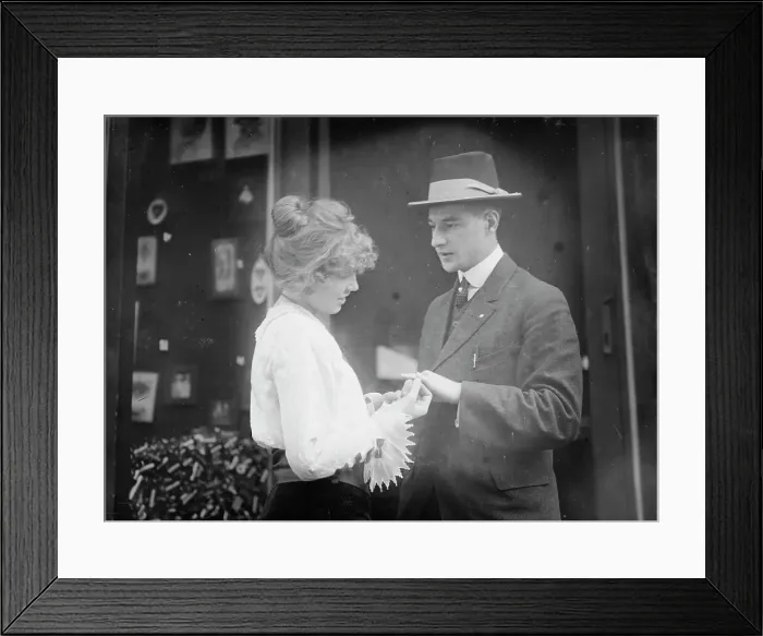 Framed Print : Henrietta Mielke giving iron ring to contributor, 22 Oct 1914. Creator: Bain News Service Framed Print : Henrietta Mielke giving iron ring to contributor, 22 Oct 1914. Creator: Bain News Service