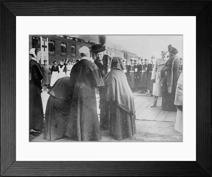 Framed Print : Kaiserin's farewell to Red Cross Sisters, between 1914 and c1915. Creator: Bain News Service Framed Print : Kaiserin's farewell to Red Cross Sisters, between 1914 and c1915. Creator: Bain News Service