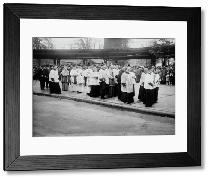 Framed Print : Field Mass, 30 May 1918. Creator: Bain News Service Framed Print : Field Mass, 30 May 1918. Creator: Bain News Service