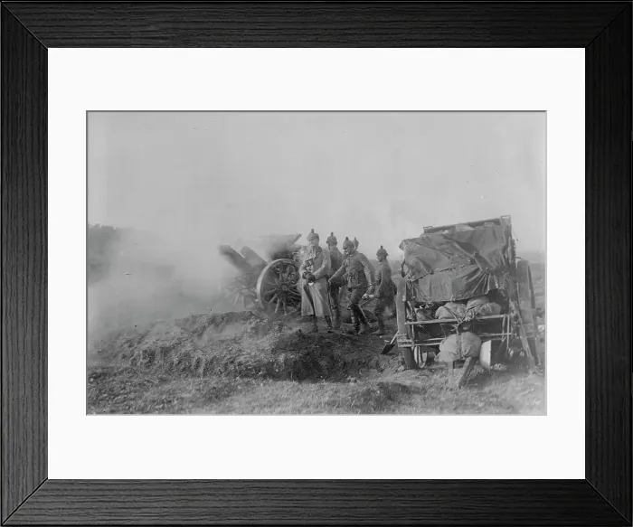 Framed Print : German field gun in action, between 1914 and c1915. Creator: Bain News Service Framed Print : German field gun in action, between 1914 and c1915. Creator: Bain News Service