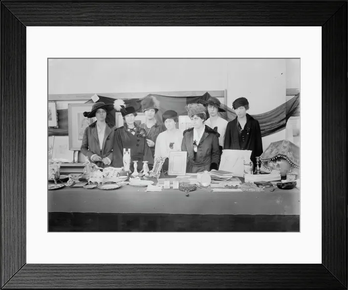 Framed Print : Harriet Post, Marie Canfield, Miss [Camilla] Morgan, Catherine Porter, Laura Canfield... Dec 1914. Creator: Bain News Service