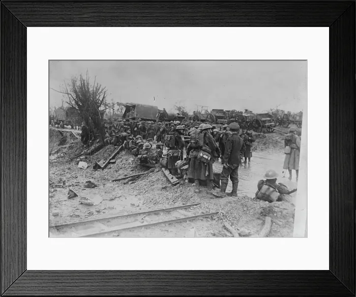 Framed Print : British troops resting on road, between c1915 and 1918. Creator: Bain News Service Framed Print : British troops resting on road, between c1915 and 1918. Creator: Bain News Service