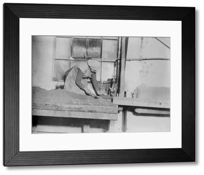 Framed Print : English women sifting steel grit, between c1915 and 1918. Creator: Bain News Service Framed Print : English women sifting steel grit, between c1915 and 1918. Creator: Bain News Service