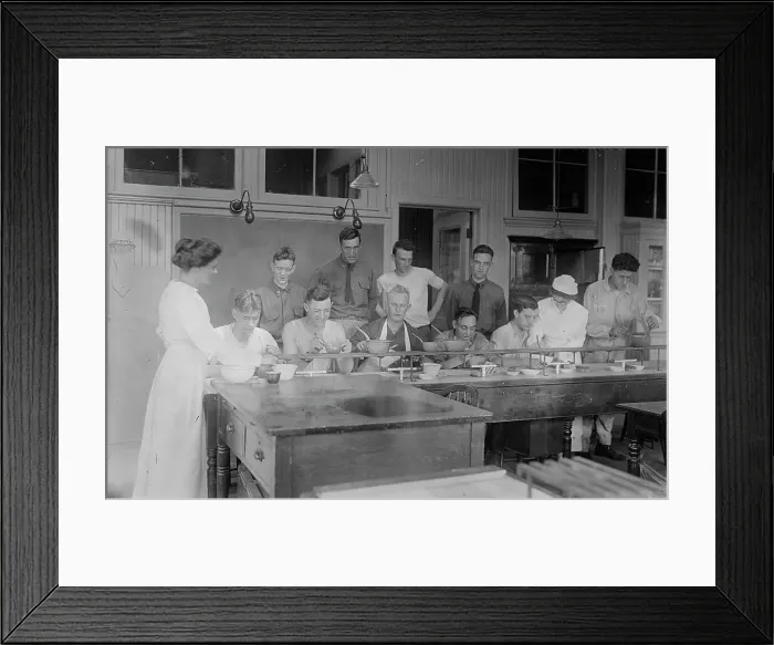 Framed Print : Cooking class, Pratt Institute, Miss Hanks [i.e. Hannko], Miss Kierstead, 13 Aug 1917. Creator: Bain News Service