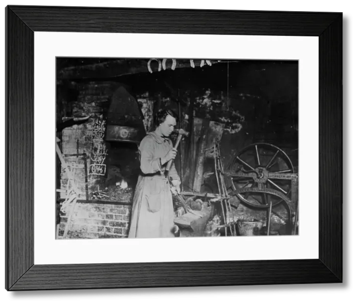 Framed Print : Woman blacksmith, Eng. [i.e. England], between c1915 and 1917. Creator: Bain News Service