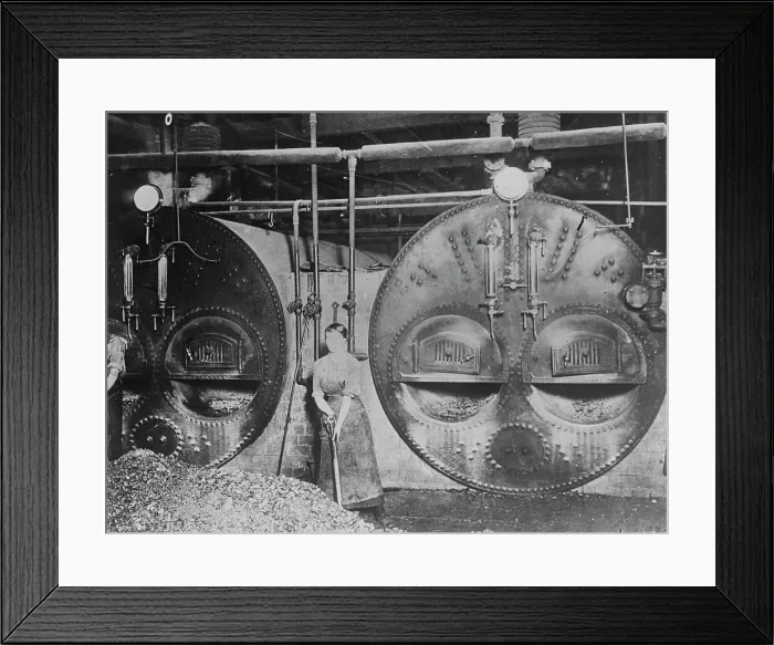 Framed Print : English furnace woman in iron works, between c1915 and 1917. Creator: Bain News Service Framed Print : English furnace woman in iron works, between c1915 and 1917. Creator: Bain News Service