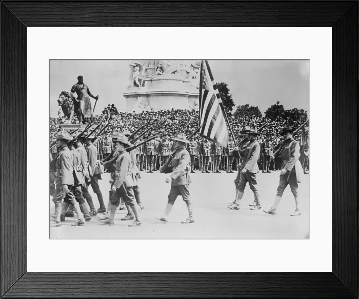 Framed Print : U.S. troops in London, between c1915 and c1920. Creator: Bain News Service Framed Print : U.S. troops in London, between c1915 and c1920. Creator: Bain News Service