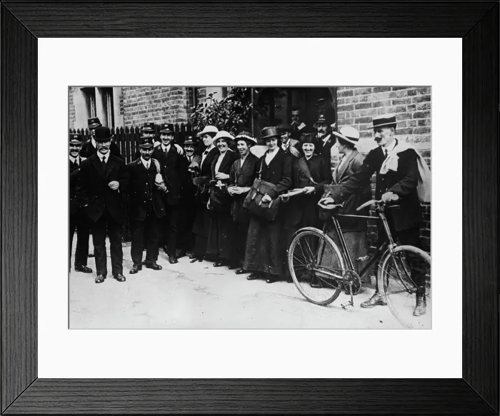 Framed Print : English Post women, between c1915 and c1917. Creator: Bain News Service Framed Print : English Post women, between c1915 and c1917. Creator: Bain News Service