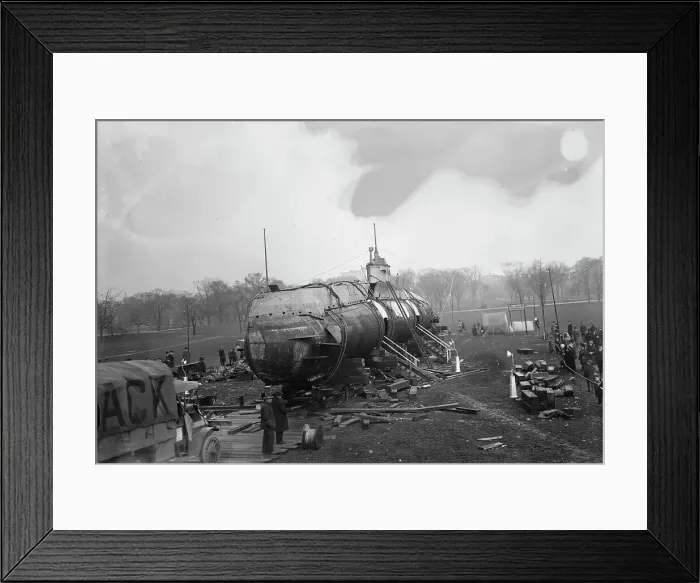 Framed Print : German U-Boat, 1917. Creator: Bain News Service Framed Print : German U-Boat, 1917. Creator: Bain News Service
